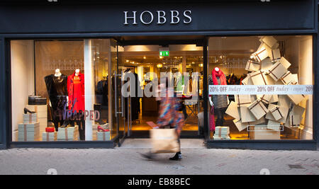 Hobbs Sale, Eastgate Street, Black Friday Sales Weekend. Weihnachtseinkaufssaison im Stadtzentrum von Chester, Einzelhandelsgeschäfte, Geschäfte, Weihnachtseinkäufer, Discount Sale Shopping, und Verbraucherausgaben am Black Friday Weekend gelten als das größte Einkaufsereignis des Jahres. Britische Einzelhändler haben die Bonanza nach dem Feiertag in den USA begrüßt, obwohl viele Kunden von den Preisnachlässen in ihren Lieblingshäusern überrascht waren, während einige sich für Schnäppchen interessierten. Chester, Cheshire, Großbritannien, November 2014. Stockfoto