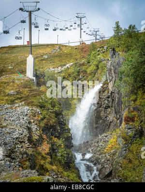 Sessellift und Wasserfall im Sommer am Røldalsfjellet Ski Centre, Hordaland, Norwegen Stockfoto