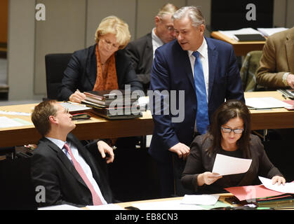 Berlin, Deutschland. 27. November 2014. Berlins kommissarischer Bürgermeister Klaus Wowereit und der Berliner bezeichneten Bürgermeister Michael Mueller (L, beide SPD) miteinander reden während der 56. Plenarsitzung in das Abgeordnetenhaus in Berlin, Deutschland, 27. November 2014. Foto: Rainer Jensen/Dpa/Alamy Live-Nachrichten Stockfoto