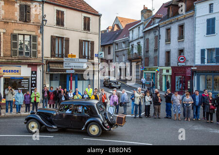 Antike Autos während der Embouteillage De La Route Nationale 7, geschieht für Oldtimer in Lapalisse, Frankreich Stockfoto