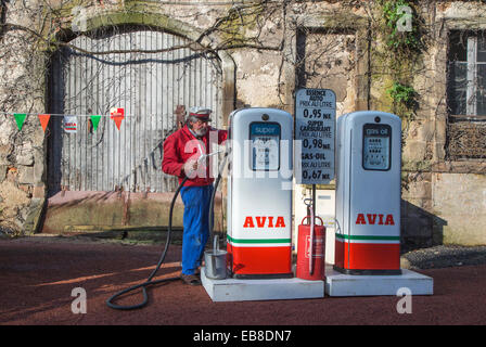 Antike Avia Kraftstoffpumpen und Servicestation Begleiter während der Embouteillage De La Route Nationale 7 an Lapalisse, Frankreich Stockfoto