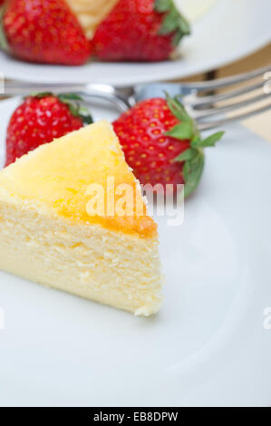 herzförmige Käsekuchen mit Strawberryes ideale Torte für den Valentinstag Stockfoto