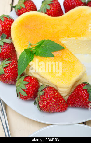 herzförmige Käsekuchen mit Strawberryes ideale Torte für den Valentinstag Stockfoto