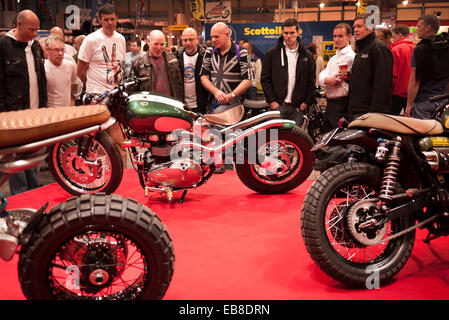 Besucher der Motorcycle Live Show in Birmingham NEC, schauen Sie sich ein custom Triumph-Motorrad. Stockfoto