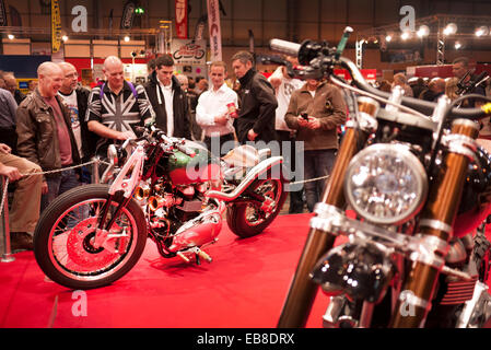 Besucher der Motorcycle Live Show in Birmingham NEC, schauen Sie sich ein custom Triumph-Motorrad. Stockfoto