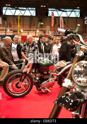 Besucher der Motorcycle Live Show in Birmingham NEC, schauen Sie sich ein custom Triumph-Motorrad. Stockfoto