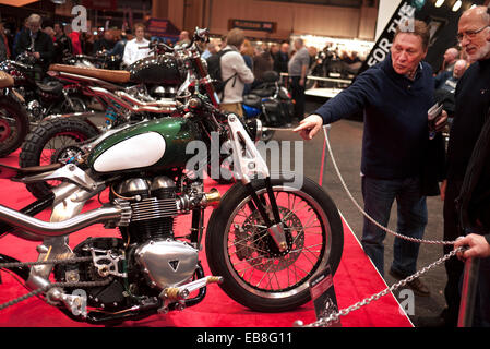 Besucher der Motorcycle Live Show in Birmingham NEC, schauen Sie sich ein custom Triumph-Motorrad. Stockfoto