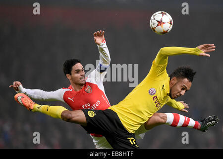 26.11.2014. London, England.  Der Dortmunder Pierre-Emerick Aubameyang (r) und Arsenals Mikel Arteta wetteifern um den Ball in der Gruppe D der UEFA Champions League-Fußballspiel zwischen Arsenal FC und Borussia Dortmund im Emirates Stadium in London, Großbritannien, 26. November 2014. Stockfoto