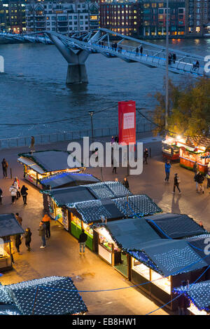 Tate Modern, London, UK. 27. November 2014. Weihnachtsmarkt steht außerhalb der Tate Modern Gallery gegenüber St Pauls Cathedral. Bildnachweis: Matthew Chattle/Alamy Live-Nachrichten Stockfoto