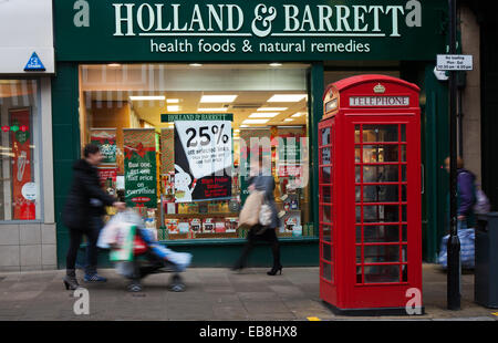 Chester, Cheshire, Großbritannien, 27. November 2014. Holland & Barrett Black Friday Sales Wochenende. City Center Holiday Shopping Season, Einzelhandel, Kaufhäuser, Gesundheit, natürliche Heilmittel, Weihnachtskäufer, Rabatt Verkauf Shopping und Konsum am Schwarzen Freitag Wochenende als der größte Shopping Event des Jahres zu sein. Britische Händler haben die US-Post - Urlaub verkauf Bonanza angenommen, obwohl viele Kunden überrascht Links wurden von Wand-zu-Wand Rabatte in Ihre bevorzugten Stores wie einige gingen bonkers für Schnäppchen. Stockfoto