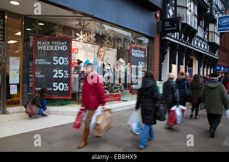 Chester, Cheshire, UK 27. November 2014.  Schwarzer Freitag Vertrieb Wochenende.  Stadtzentrum Weihnachtseinkäufe Saison, Einzelhandel, Geschäfte, Weihnachten Shopper, Rabatt Verkauf shopping und Konsumausgaben am schwarzen Freitag Wochenende gilt als die größte shopping-Event des Jahres.   U.K Einzelhändler haben die US-Post-Urlaub Verkauf Bonanza angenommen, sogar obwohl viele Kunden blieben überrascht von Wand zu Wand Rabatte in ihren Lieblingen Läden wie einige verrückt nach Schnäppchen ging.  Bildnachweis: Mar Photographics/Alamy Live-Nachrichten Stockfoto