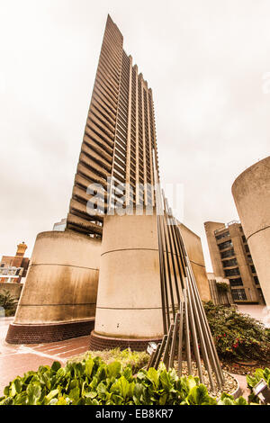 Cromwells Tower, Barbican Center London, England, Vereinigtes Königreich. Stockfoto