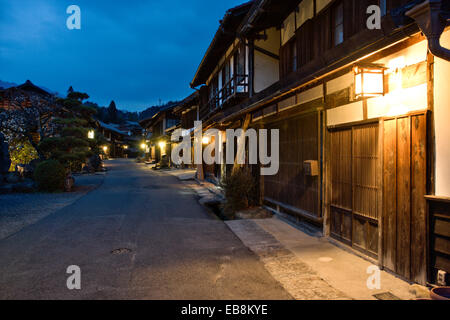 Die Edo Ära Nakasendo Autobahn, Terashita Straße, die durch das Dorf Tsumago, mit seinen Gasthäusern und Gebäuden geschlossen und nachts. Stockfoto