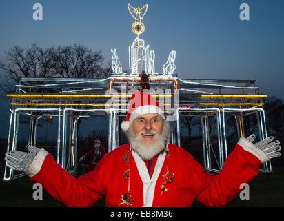 Storkow, Deutschland. 27. November 2014. Fahrrad-Designer Dieter "Didi" Senft präsentiert das beleuchtete mobile Brandenburger Tor, die ca. 7 Meter hoch in Storkow, Deutschland, 27. November 2014. Accoring, Senft er etwa 6000 LED verbaut leuchtet daher festliche scheint die Konstruktion. Seit Jahren arbeitet auf ungewöhnliche Fahrräder Senft und gewann zahlreiche Weltrekorde. Foto: Patrick Pleul/Dpa/Alamy Live News Stockfoto