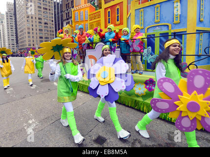 New York, USA. 27. November 2014. Menschen besuchen die 88. Macy's Thanksgiving Day Parade in New York, Vereinigte Staaten, 27. November 2014. Bildnachweis: Wang Lei/Xinhua/Alamy Live-Nachrichten Stockfoto