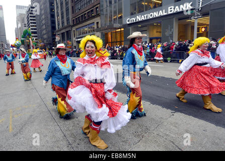 New York, USA. 27. November 2014. 88. Macy's Thanksgiving Day Parade in New York, Vereinigte Staaten, 27. November 2014 besuchen Menschen in Kostümen gekleidet. Bildnachweis: Wang Lei/Xinhua/Alamy Live-Nachrichten Stockfoto