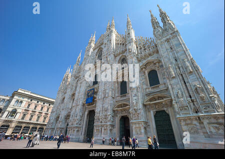 Italien, Mailand, Menschen vor der Fassade der Kathedrale Duomo Stockfoto