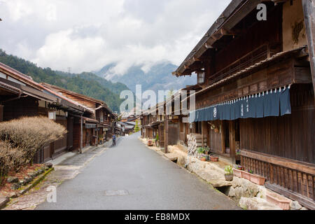 Terashita Straße in Tsumago, Japan, Teil der Edo Periode Nakasendo Autobahn, mit Holzgebäuden einschließlich Ryokan, Gasthäuser, Minshuku und Geschäfte. Stockfoto