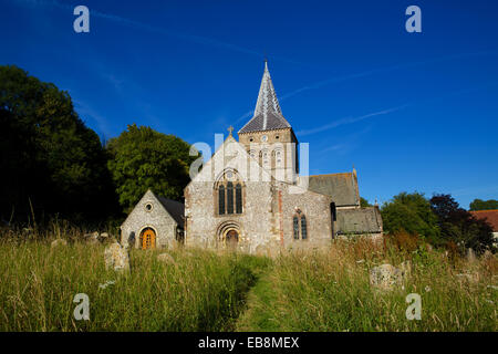 Allerheiligen Kirche im Meon Valley. Sommerabend erschossen vor einem blauen Himmel. Rasen Weg führt zur Kirche Tür Stockfoto