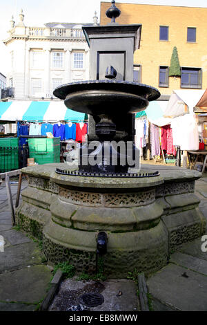 Die Stadt-Pumpe, errichtet im Jahre 1853 für die Nutzung der Stadt Menschen und Markt Händler in Chesterfield, Derbyshire, England, UK. Stockfoto