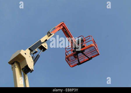 Den Käfig und Arm einer mechanischen Hubarbeitsbühne Hebebühne. Stockfoto