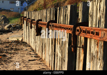 Buche Abwehrkräfte, Meer Barriere, hält das Land wieder Masse, grobe industrielle Methoden von Land Schutz Eisen und Holzstruktur. Stockfoto
