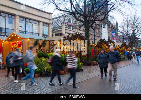 Chester, Cheshire, Großbritannien 27. November 2014. Black Friday Sales Weekend. Weihnachtseinkäufe im Stadtzentrum, Einzelhandelsgeschäfte, Geschäfte, Weihnachtseinkäufer, Discountverkäufe und Konsumausgaben am Black Friday Weekend gelten als das größte Shopping-Event des Jahres. Britische Einzelhändler haben die US-Bonanza nach dem Urlaub angenommen, obwohl viele Kunden von den Wall-to-Wall-Rabatten in ihren Lieblingsgeschäften überrascht wurden, während einige Bonker für Schnäppchen gingen. Stockfoto