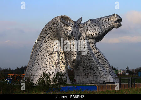 Der Kelpie, übernatürliche Formverschiebungen, Wasserpferd, Spukken, Flüsse, Streams, Schottland, aus Stahl, mystisch, Falkirk, Pferdeköpfe, M9 Autobahn, Haut Stockfoto