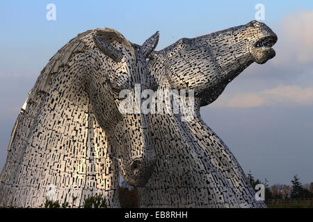 Der Kelpie, übernatürliche Formverschiebungen, Wasserpferd, Spukken, Flüsse, Streams, Schottland, aus Stahl, mystisch, Falkirk, Pferdeköpfe, M9 Autobahn, Haut Stockfoto