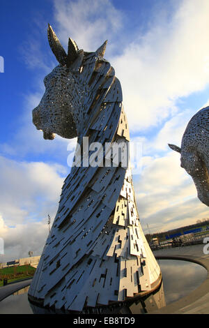 Der Kelpie, übernatürliche Formverschiebungen, Wasserpferd, Spukken, Flüsse, Streams, Schottland, aus Stahl, mystisch, Falkirk, Pferdeköpfe, M9 Autobahn, Haut Stockfoto