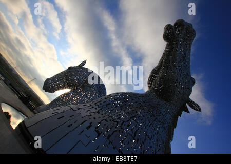 Der Kelpie, übernatürliche Formverschiebungen, Wasserpferd, Spukken, Flüsse, Streams, Schottland, aus Stahl, mystisch, Falkirk, Pferdeköpfe, M9 Autobahn, Haut Stockfoto