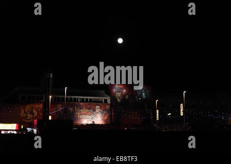 Nachtansicht vom Strand Vollmond oben beleuchtet Madame Tussauds Wachsfigurenkabinett, zentralen Promenade, Blackpool Illuminations, UK Stockfoto