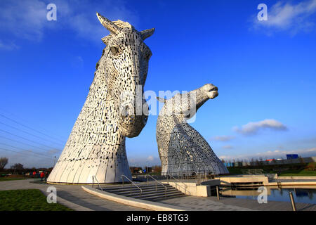 Der Kelpie, übernatürliche Formverschiebungen, Wasserpferd, Spukken, Flüsse, Streams, Schottland, aus Stahl, mystisch, Falkirk, Pferdeköpfe, M9 Autobahn, Haut Stockfoto