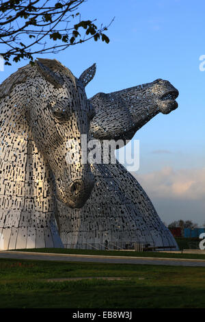 Der Kelpie, übernatürliche Formverschiebungen, Wasserpferd, Spukken, Flüsse, Streams, Schottland, aus Stahl, mystisch, Falkirk, Pferdeköpfe, M9 Autobahn, Haut Stockfoto