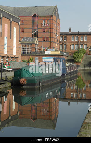 Blauer Himmel Porträt, festgemacht, Y-Club Gesundheitszentrum und Castlefield Hotel Hausboote Wharf, Castlefield Canal Basin, Manchester Stockfoto