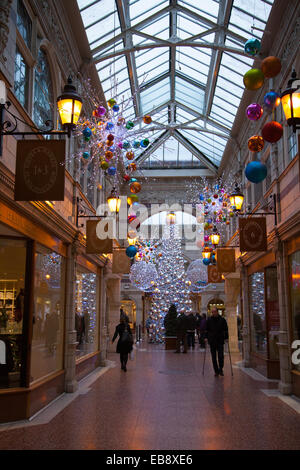 Chester, Cheshire, UK 27. November 2014.  Grosvenor Einkaufszentrum schwarzen Freitag Vertrieb Wochenende.  Stadtzentrum Weihnachtseinkäufe Saison, Einzelhandel, Geschäfte, Weihnachten Shopper, Rabatt Verkauf shopping und Konsumausgaben am schwarzen Freitag Wochenende gilt als die größte shopping-Event des Jahres.   U.K Einzelhändler haben die US-Post-Urlaub Verkauf Bonanza angenommen, sogar obwohl viele Kunden blieben überrascht von Wand zu Wand Rabatte in ihren Lieblingen Läden wie einige verrückt nach Schnäppchen ging.  Bildnachweis: Mar Photographics/Alamy Live-Nachrichten Stockfoto