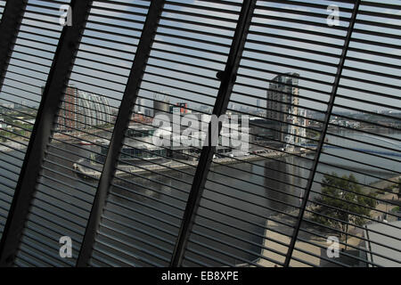 Blauer Himmel Aussicht imperialen Krieg Museum North hohe Shard anzeigen Balkon nach Manchester Ship Canal und Lowry Centre, Salford Quays, UK Stockfoto