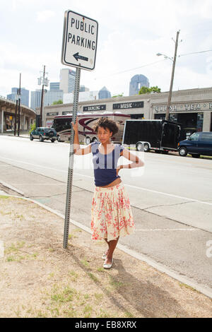 Corinne Bailey Rae fotografiert außerhalb des Veranstaltungsortes Gypsy Tea Rooms, Deep Ellum, Dallas, Texas, Vereinigte Staaten von Amerika. Stockfoto