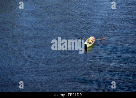 Luftaufnahme eines älteren Mannes, der Fiberglas Ruderboot / Schiff / Beiboot , Finnland rudert Stockfoto