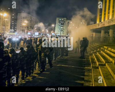 Kiew, Ukraine. 27. November 2014. Das zweite Konzert von Ani Lorak in Kiew von Explosionen von Feuerwerk, Feuerwerkskörper und Rauchbomben begleitet.  Unter patriotischen Parolen Fußball Ultras begann werfen von Steinen und Feuerwerkskörpern Polizei, statt Strafverfolgungsbehörden, wiederum, bis vor kurzem die Cordon. Jedoch als Aktivisten, Mitglieder des MUP zu schlagen begann, ging die Polizei in die Offensive. Fußball-Fans wurden schnell zerstreut. Bildnachweis: Igor Golovnov/Alamy Live-Nachrichten Stockfoto