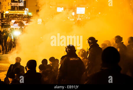 Kiew, Ukraine. 27. November 2014. Das zweite Konzert von Ani Lorak in Kiew von Explosionen von Feuerwerk, Feuerwerkskörper und Rauchbomben begleitet.  Unter patriotischen Parolen Fußball Ultras begann werfen von Steinen und Feuerwerkskörpern Polizei, statt Strafverfolgungsbehörden, wiederum, bis vor kurzem die Cordon. Jedoch als Aktivisten, Mitglieder des MUP zu schlagen begann, ging die Polizei in die Offensive. Fußball-Fans wurden schnell zerstreut. Bildnachweis: Igor Golovnov/Alamy Live-Nachrichten Stockfoto