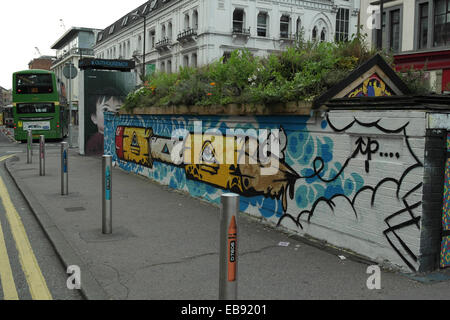 Ansicht, Spear Street, Pflaster mit D7606 Kreide Rohlayouts, Sanitärgebäude mit "Bleistift verwendet" Wandbild, Stevenson Square, Manchester Stockfoto