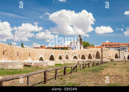 Puente del Passo Honroso in Hospital de Orbigo, Jakobsweg, Leon, Spanien Stockfoto