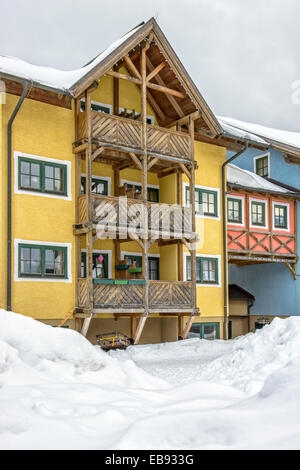 Hotel im alpenländischen Stil auf Skigebiet in den österreichischen Alpen Stockfoto