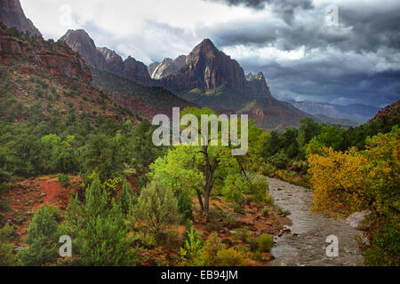 Der Wächter, ein meist fotografierten Symbol in Zion. Wie von der Brücke zu sehen. Stockfoto