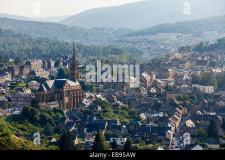 Fumay in das Maas-Tal, Ardennen, Frankreich Stockfoto