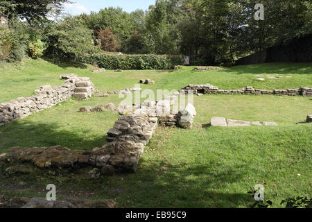 Sonnige Aussicht Grundlagen der römischen Badehaus (Ofen, warme Zimmer, warmes Zimmer, Umkleide), Ribchester, Lancashire, UK Stockfoto