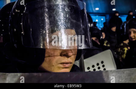 Kiew, Ukraine. 27. November 2014. Das zweite Konzert von Ani Lorak in Kiew von Explosionen von Feuerwerk, Feuerwerkskörper und Rauchbomben begleitet.  Unter patriotischen Parolen Fußball Ultras begann werfen von Steinen und Feuerwerkskörpern Polizei, statt Strafverfolgungsbehörden, wiederum, bis vor kurzem die Cordon. Jedoch als Aktivisten, Mitglieder des MUP zu schlagen begann, ging die Polizei in die Offensive. Fußball-Fans wurden schnell zerstreut. Bildnachweis: Igor Golovnov/Alamy Live-Nachrichten Stockfoto