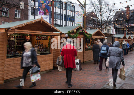 Chester, Cheshire, Großbritannien 27. November 2014. Black Friday Sales Weekend. Weihnachtseinkäufe im Stadtzentrum, Einzelhandelsgeschäfte, Geschäfte, Weihnachtseinkäufer, Discountverkäufe und Konsumausgaben am Black Friday Weekend gelten als das größte Shopping-Event des Jahres. Britische Einzelhändler haben die US-Bonanza nach dem Urlaub angenommen, obwohl viele Kunden von den Wall-to-Wall-Rabatten in ihren Lieblingsgeschäften überrascht wurden, während einige Bonker für Schnäppchen gingen. Stockfoto