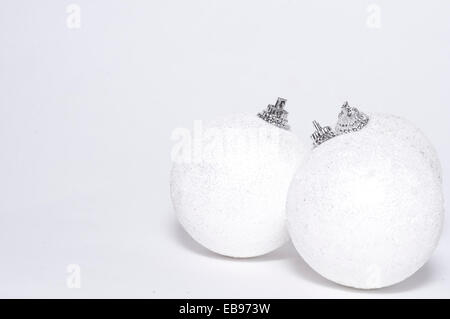 weiße Weihnachten Hintergrund mit drei Bällen Stockfoto